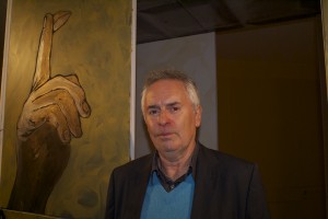 Hans Weigand vor seiner Majakowski-Installation
